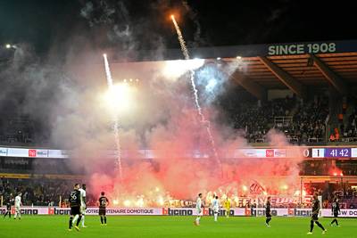Football Talk. Anderlecht komt met sancties na vuurwerkincidenten - Oyen verlengt bij Genk - AA Gent legt revelatie Salah en Hanche-Olsen langer vast
