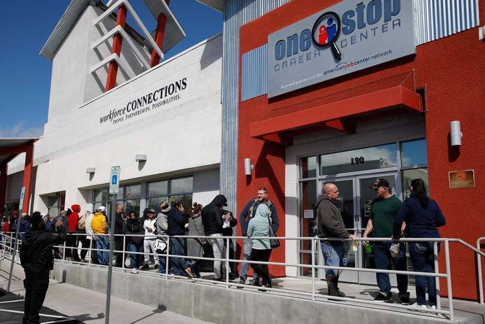 Amerikanen in de rij voor de aanvraag van een werkloosheidsuitkering in het One-Stop Career Center in Las Vegas.