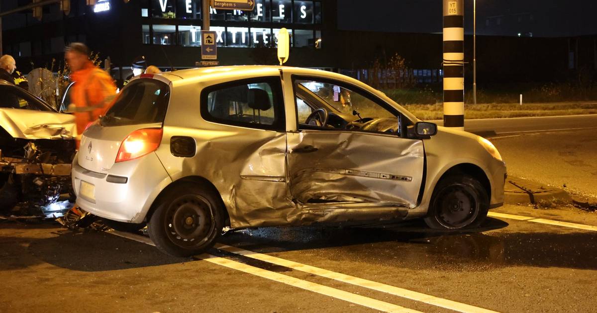 Enorme schade bij frontale botsing: beide bestuurders naar het ziekenhuis.