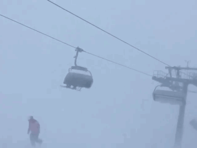 VIDEO: In deze skilift wil je écht niet zitten