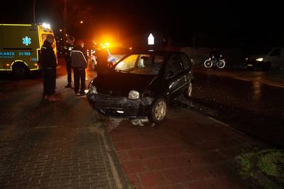 Twee auto’s botsen tegen elkaar op kruising in Haarsteeg, bestuurder gewond naar het ziekenhuis