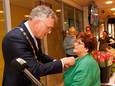 Burgemeester Hans Janssen speldt Mieke Verhoeven de Oisterwijkse Blijk van Waardering op.