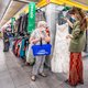 Tussen de Zeeman-bh’s, de witte T-shirts en de sokken hangt nu ook vintage in het rek