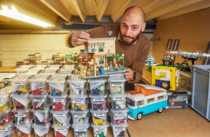 Wesley Bakker in de opslag van zijn magazijn vol Lego. Op de voorgrond een paar grote projecten zoals het Sesamstraat-huis en de VW-bus.