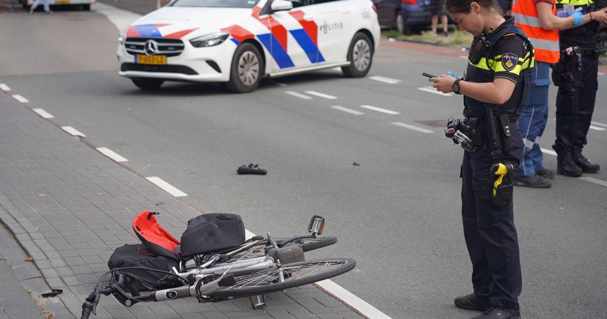 Automobilist vlucht en laat fietser zwaargewond achter na ongeluk in Nijmegen: ‘Ze rijden hier als gekken’.