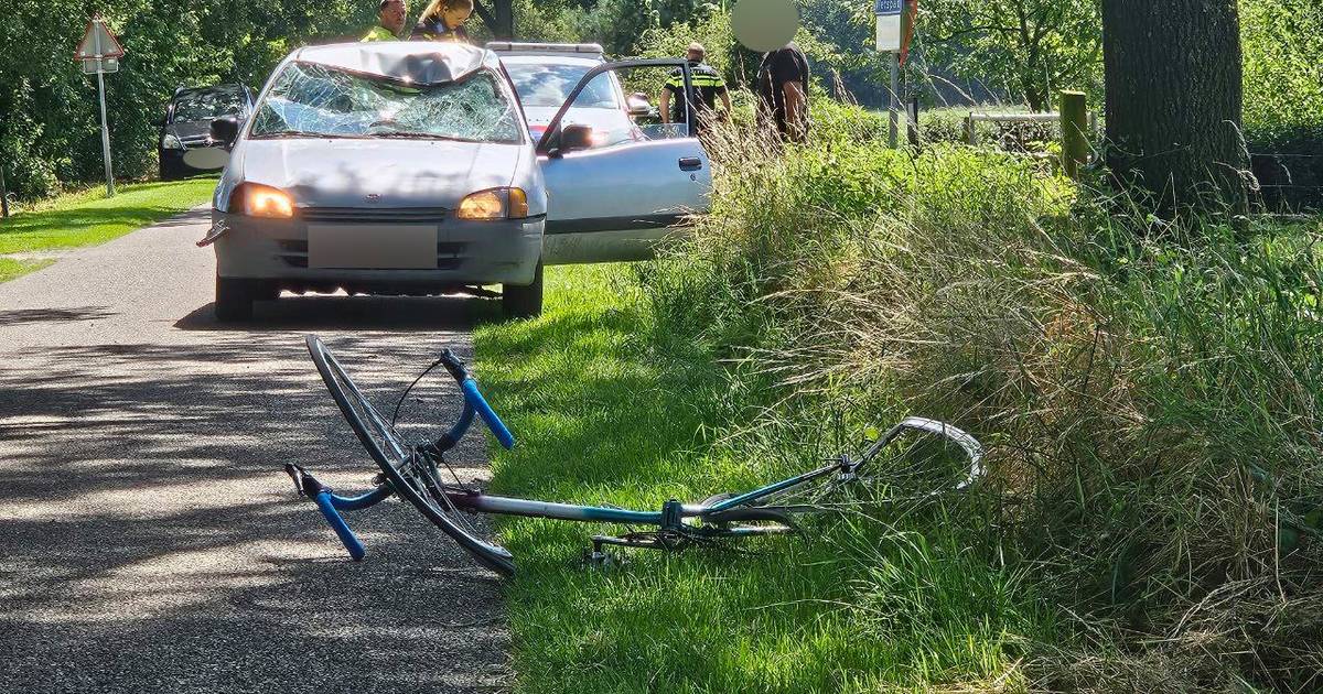 Harde klap tussen wielrenner en auto in Lievelde: fietser zwaargewond naar ziekenhuis
