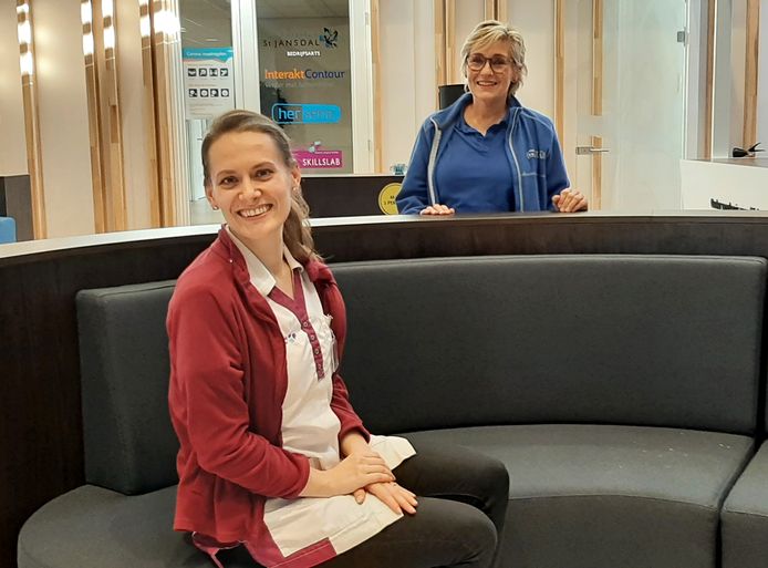 Thuiszorgverpleegkundigen Karin Schuiteman van Zorggroep Noordwest-Veluwe en Tineke Hoekstra van Buurtzorg zijn enthousiast over de nieuwe groepsapp waarin thuiszorgorganisaties samenwerken.