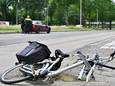 De fiets van het slachtoffer ligt zwaar gehavend langs Burgemeester Matsersingel in Arnhem.