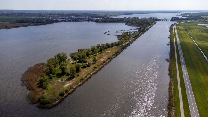 ‘De strekdam is een vergeten gebied met een grote potentie’, staat in het bestuursakkoord van Elburg over het gebied bij de landtong in het Drontermeer. Linksboven de kern en Vesting van Elburg.