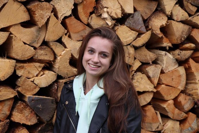 Studente Denise Jochems werkt deze zomer in een kledingzaak en een distributiecentrum.