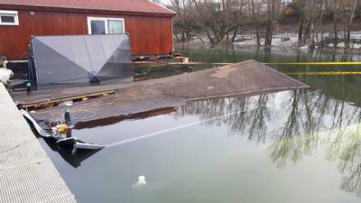 Gezonken woonboot bezweek onder sneeuw, ‘eigenaar niet verzekerd’