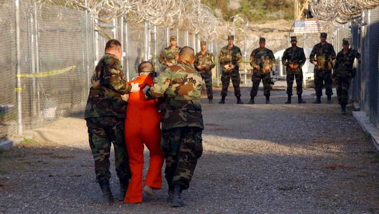 Een gevangene wordt vervoerd in Guantánamo in 2002. Beeld epa