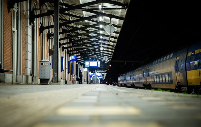 Een leeg station Dordrecht tijdens de avondklok, die drie maanden gold in Nederland.