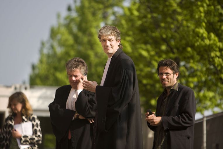 Stijn Franken (midden), advocaat van Willem Holleeder, maandag tijdens een pauze voor de beveiligde rechtbank in Rotterdam. Foto Robin Utrecht Beeld 
