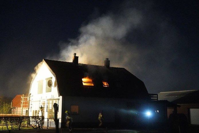 De vlammen grepen om zich heen in de bewuste woning.