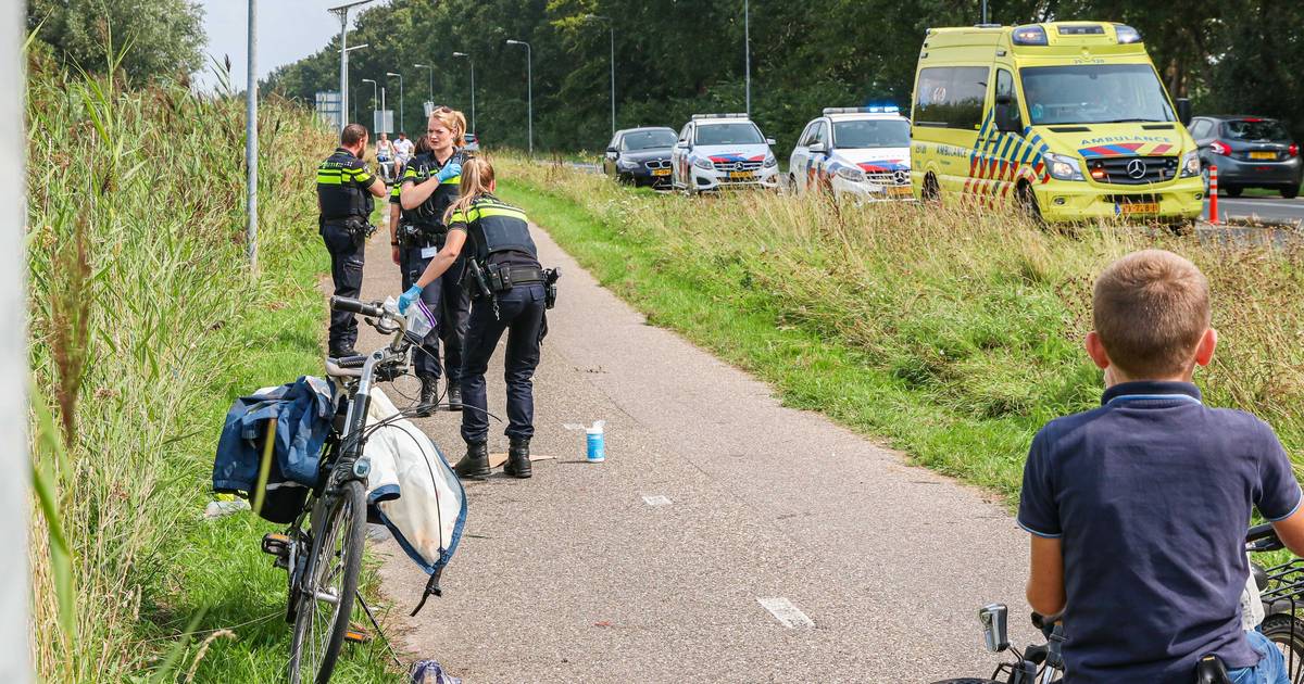 Fietsster raakt zwaargewond bij ongeval op Urk, scooterrijder rijdt door.
