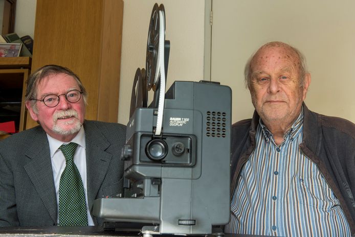 Toon Thielemans (links) en Phocas Kroon achter een Bauer T502 Automatic Duoplay projector