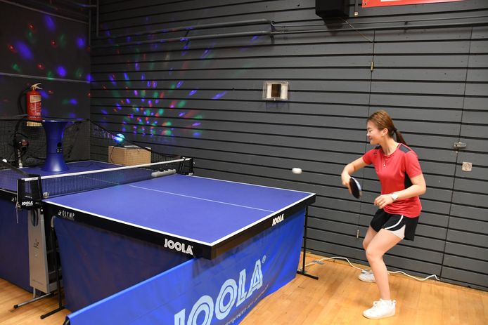 De talentvolle Wendy Han (18) versus een pingpongrobot tijdens de Open Dag van tafeltennisvereniging JCV. De toekomstige Li Jiao van Nederland?