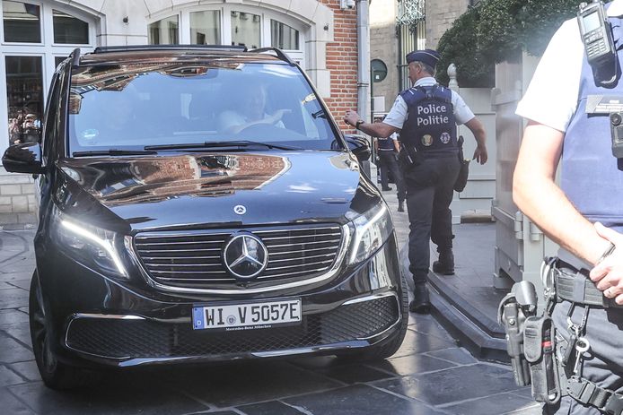 Een politiecommissaris leidt het vertrek van de band in goede banen.