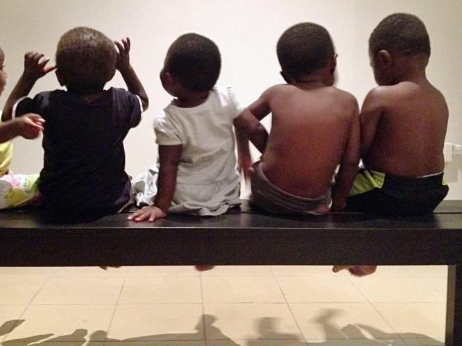 Geadopteerd weeskindje of ontvoerd bij ouders? Congolese adoptiekinderen moeten DNA afstaan