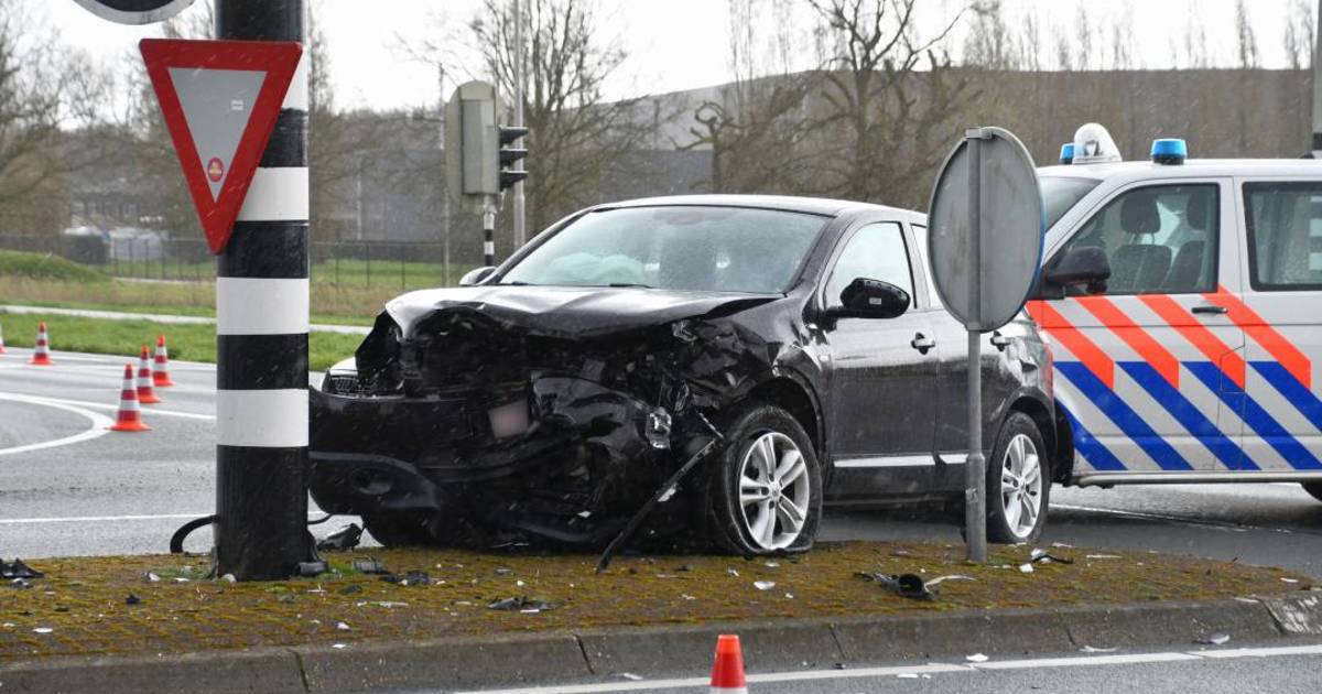 Meerdere personen raken gewond bij botsing op kruispunt in Hulst.