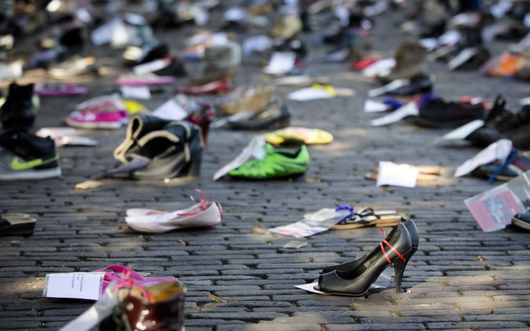 Het Plein in Den Haag staat in 2016 vol met schoenen als een protest voor een betere behandeling van patiënten met de ziekte ME. Beeld ANP