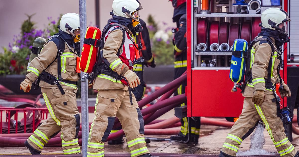 Grote brand bij afvalbedrijf in Groningse Leek onder controle, geen gewonden - AD