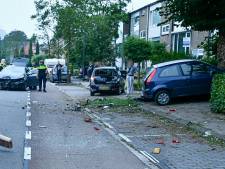 Enorme ravage in Enschede: auto ramt vier wagens in één straat en gaat er vandoor