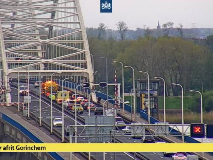 Flinke file op de Merwedebrug richting Breda door ongeval