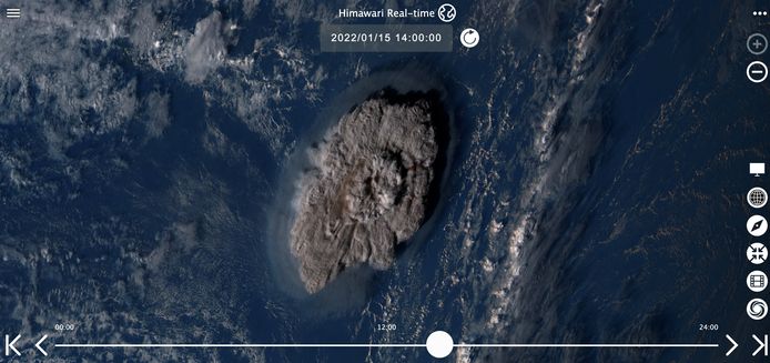 Een satellietbeeld van Tonga tijdens de eerste uitbarsting van de vulkaan zaterdag.