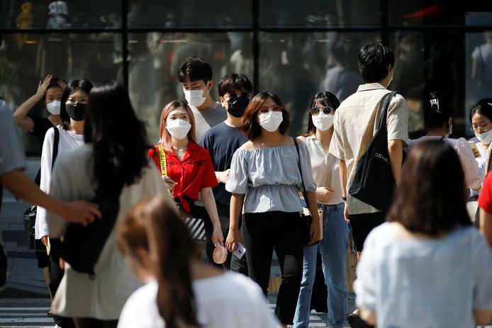 Voetgangers met mondmaskers in Seoel, Zuid-Korea.