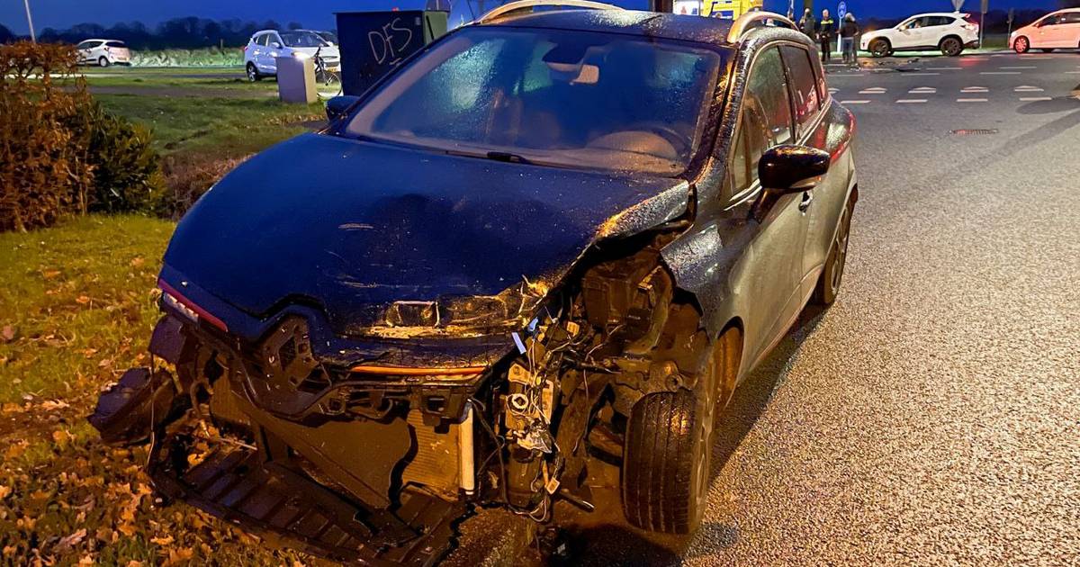 Motorrijder gewond na aanrijding met auto in Enschede, weg uren dicht.
