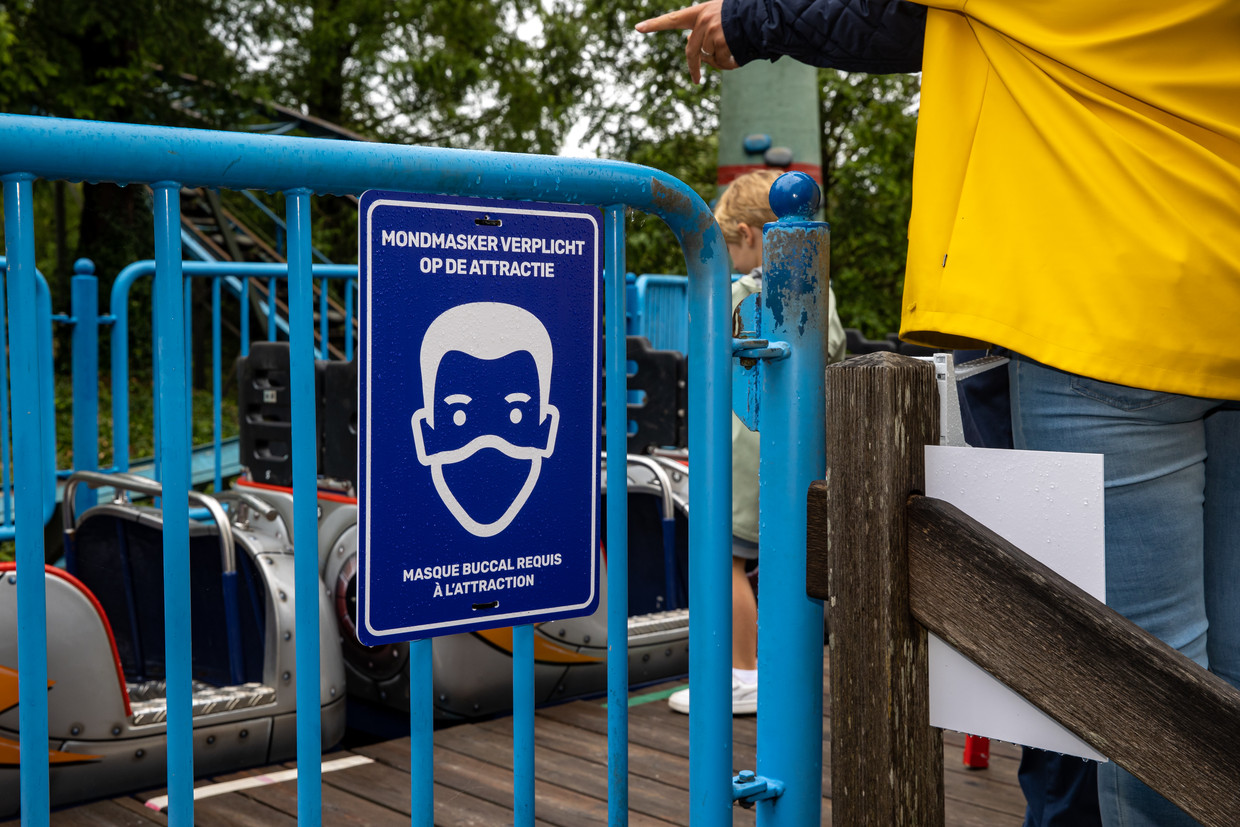 Op de attracties zijn de mondmaskers wél verplicht. Beeld BELGA