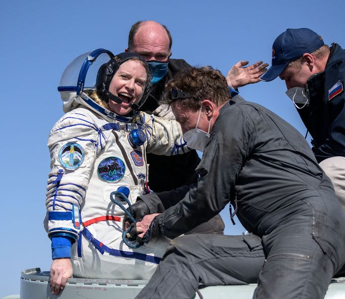 L'astronaute Kate Rubins est aidée à sortir du vaisseau Soyouz MS-17 quelques minutes après son atterrissage avec les cosmonautes de Roscosmos Sergey Kud-Sverchkov et Sergey Ryzhikov dans une zone reculée près de la ville de Zhezkazgan, au Kazakhstan, le 17 avril 2021.