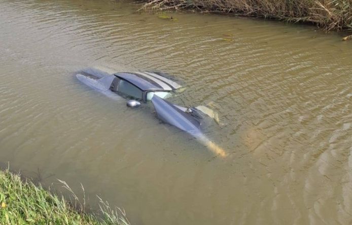 Een Dodge belandde in het water in Waalwijk.