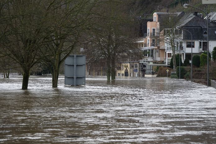 Ürzig, een gemeente langs de Moezel, loopt onder water.