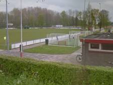 Omwonende biedt geld voor verwijdering van overlastgevend pannaveld in Heukelum, club wil het veld houden