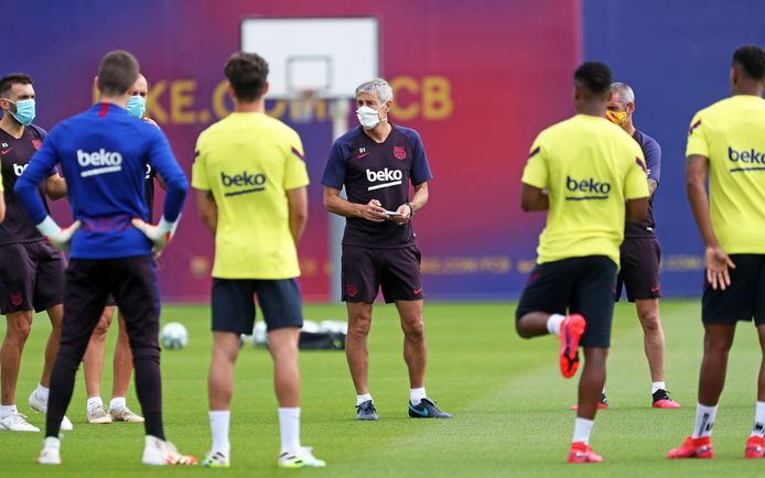 Barça-coach Quique Setien spreekt zijn spelersgroep toe.