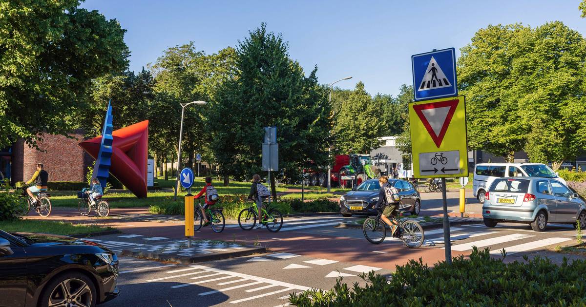 Ouders vrezen dodelijk ongeluk op Oude Baan in Rosmalen: ‘Auto’s rijden veel te hard’.