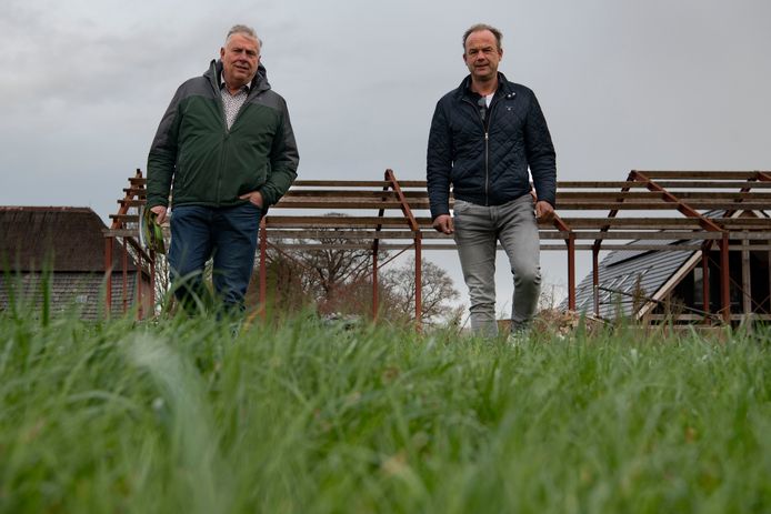 Harry ten Have (l) uit Schalkhaar en Marten Jansen uit Broekland schreven een manifest tegen verrommeling van het platteland van Salland.