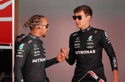 Onze F1-watcher hoort hoe Russell wordt terechtgewezen door Hamilton: “Zou het nieuwe wonderkind van Mercedes nu al streken krijgen?”