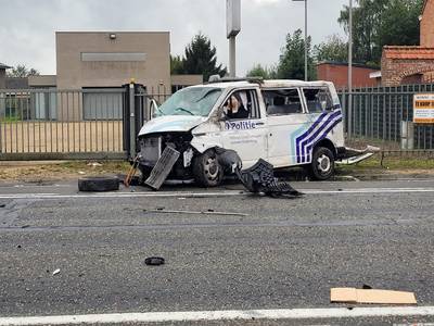 Politie-inspecteurs aan beterhand na zware crash in Ichtegem: “Opgelucht dat ze het ziekenhuis al mochten verlaten”