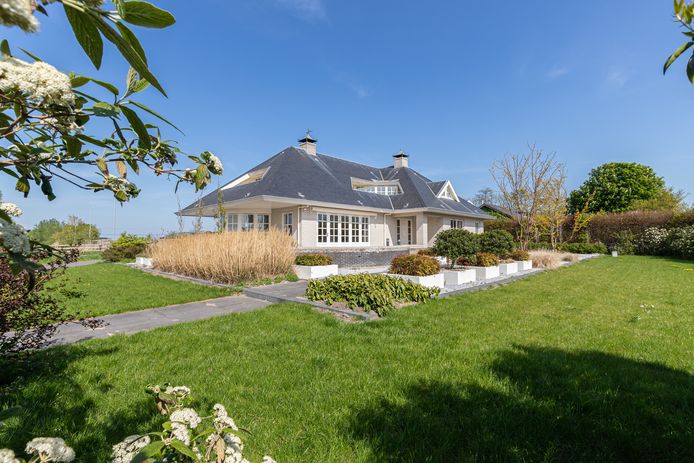 De in de etalage gezette villa in Alblasserdam.