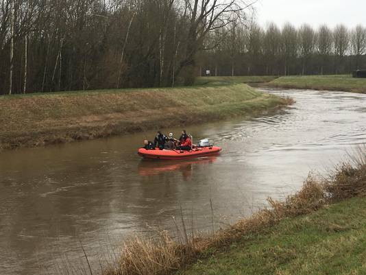 De brandweer voerde zoekacties uit op het water.