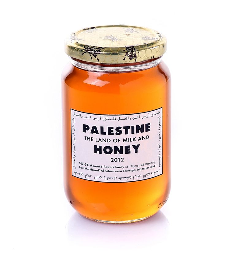 'Palestijnse bijenhouders hebben door de bouw van Israëlische nederzettingen en de vele checkpoints nauwelijks beweegruimte om hun bijenkolonies te verplaatsen. Tijdens gewapende opstanden kunnen de imkers soms maandenlang niet naar hun korven. In het 'land van melk en honing' is honing daardoor een exclusieve delicatesse.' Palestine, the land of milk and Honey, door Rudy Luijters & Montasar Younis Beeld -