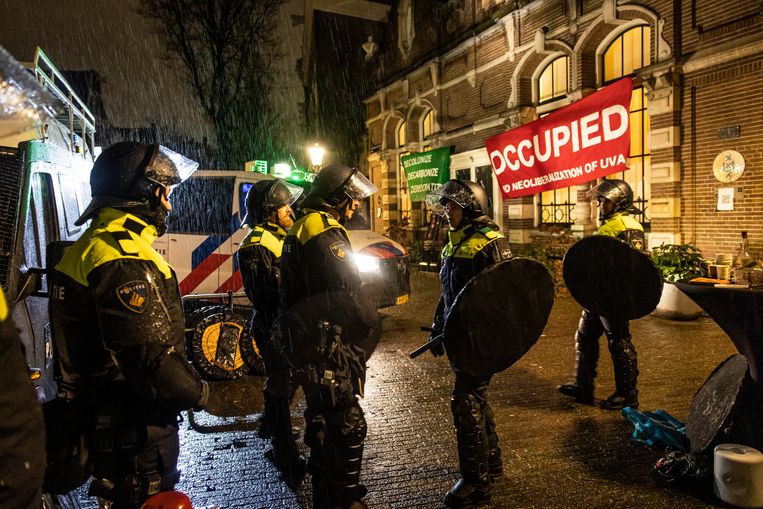 Tientallen studenten hadden maandagmiddag een deel van het Binnengasthuis van de UvA bezet. De Mobiele Eenheid (ME) werd rond 20.15 uur ingezet om het bezette pand te ontruimen.  Beeld Dingena Mol
