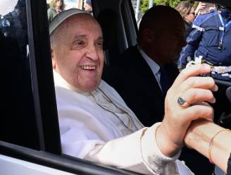 Paus Franciscus na drie nachten ontslagen uit ziekenhuis, doopte er op de valreep nog een baby: “Ik leef nog”
