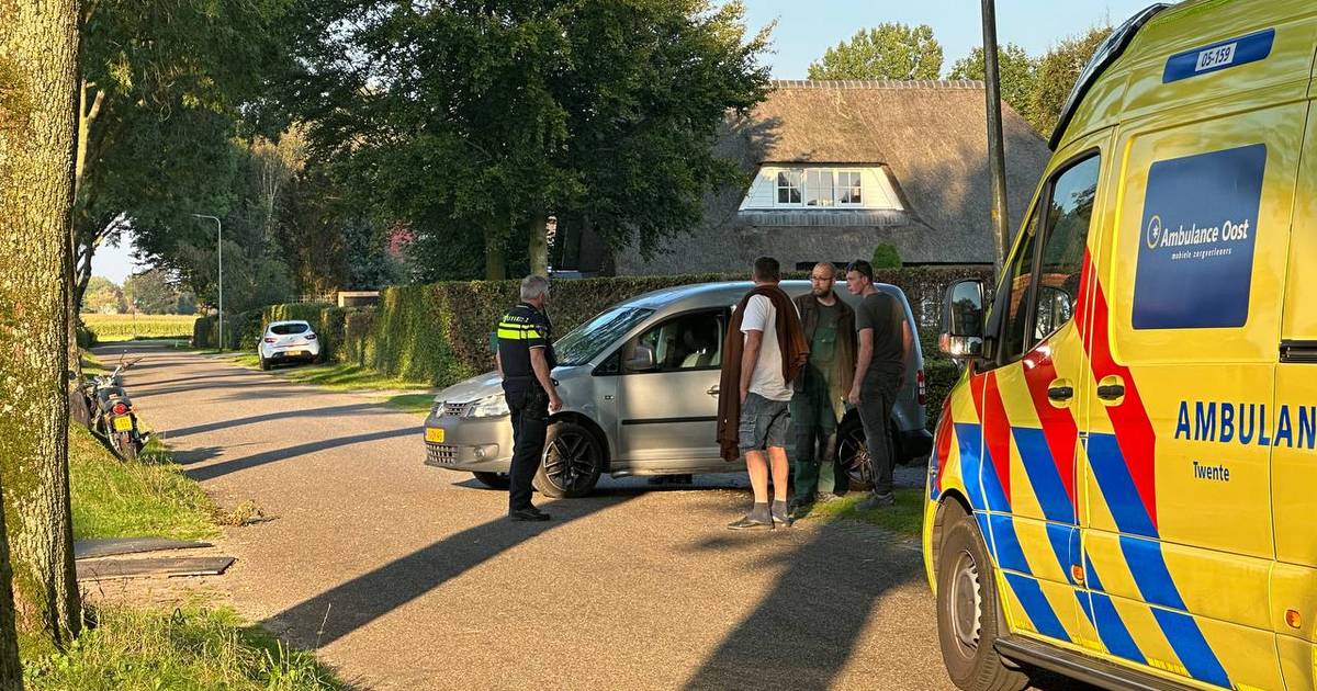 Scooterrijdster komt in botsing met bestelbus in Daarlerveen