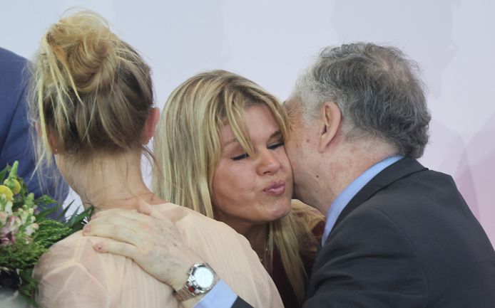 Een zoen van Jean Todt voor Corinna Schumacher.