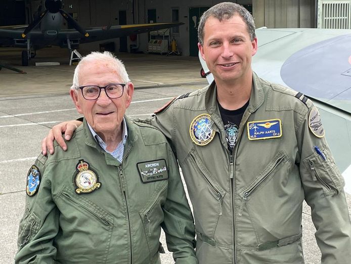 Spitfire-vlieger Ralph Aarts is onder de indruk als hij samen met Hendrikx over de plek vliegt waar hij 76 jaar werd neergeschoten.